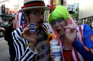 Illustration for article titled SF iPhone Line is a Friggin Circus (P.S. We're live)
